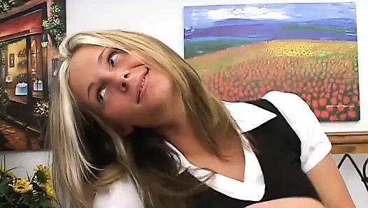 Blonde MILF lutscht massiven schwanz mit leidenschaft