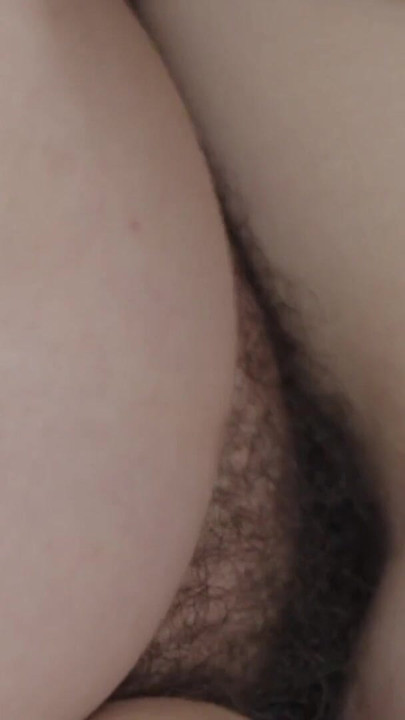 Genert skolepige Vivian Grace æder sin behårede stedmors fisse ud med lidenskab | Klip 2