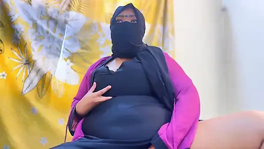 Ibu tiri seksi arab iran lagi asik masturbasi memeknya di kamar hotel sama pria hotel!