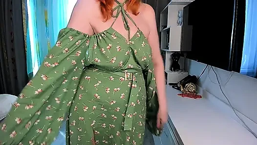 Heißes rothaariges Mädchen zieht 🔥 sich langsam aus, grünes Blumenkleid, offenen Rücken, hoher Schlitz, Strümpfe und rote Schuhe