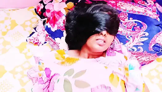 Tante seksi telugu lagi ngomong jorok di luar ruangan.