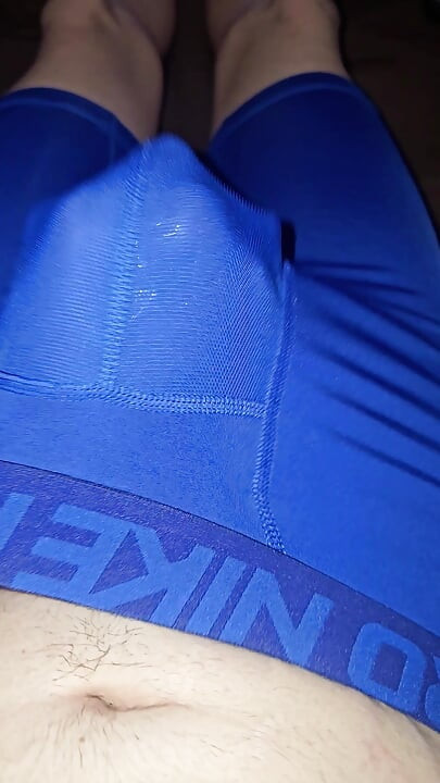 ブルーナイキのプロスパンデックス下着を着たまま、コンドームの中でオナニーして射精しています