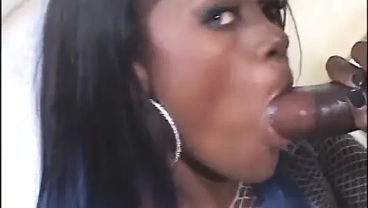 Pelacur kulit hitam yang fantastis menyepong kontol besar dan memeknya yang dicukur digagahi