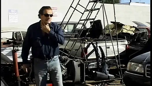 Muhteşem sarışın hurdalıkta sikiliyor