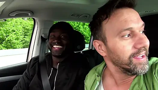 Atemberaubende tätowierte blondine im freien von einem großen schwarzen schwanz gefickt