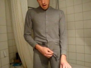 Un mec se branle en pyjama