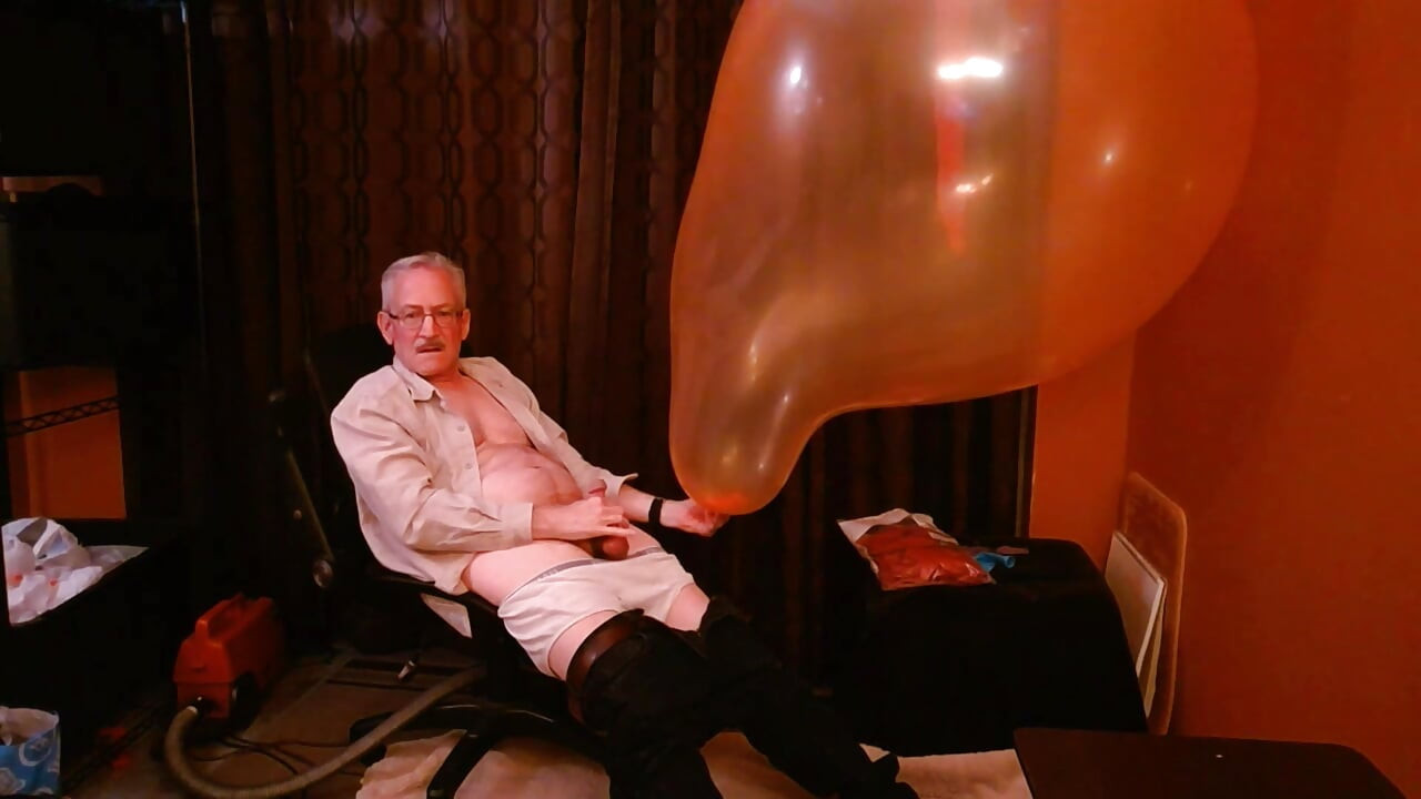 155) gigantische ronde ballon neukpartij door kinky papa