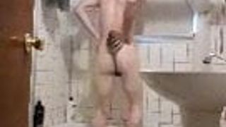 Un garçon blanc prend une douche