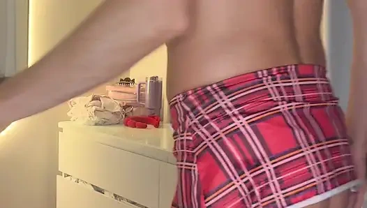 Шаловливая играет с киской