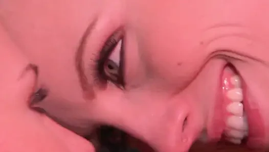 Lez sarışın hatun kız arkadaşını aldatıyor