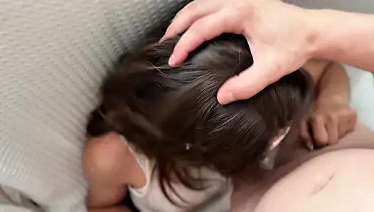 Intensiver  blowjob auf dem sofa, tief in den hals