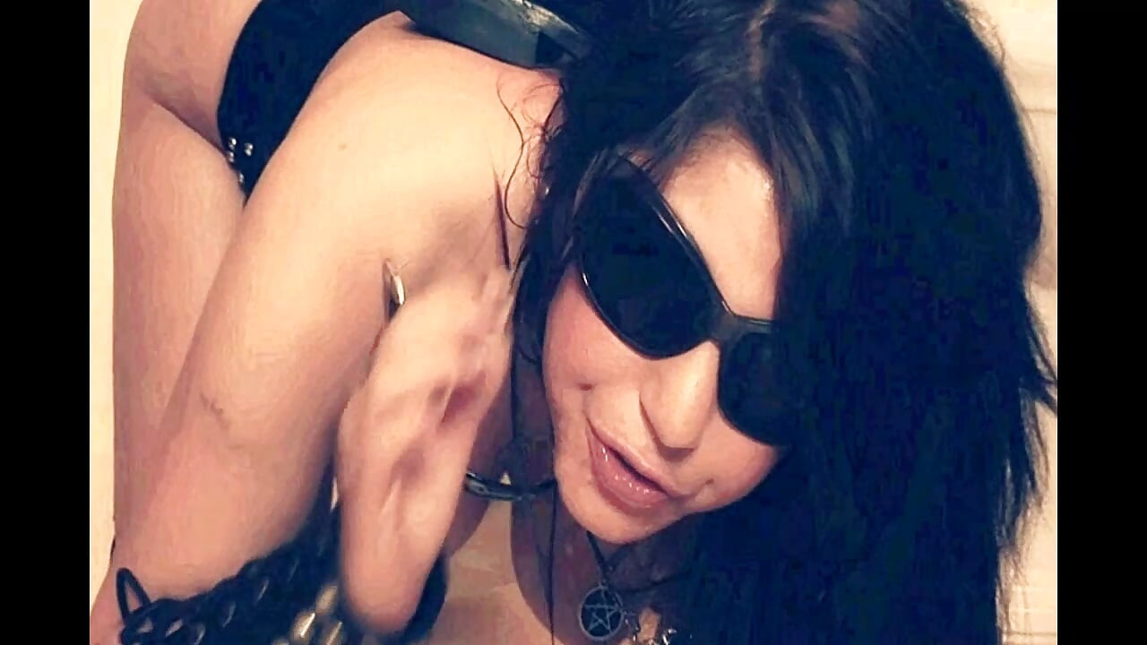 奴隸用兩根假陽具自慰，然後射在她的屁股上