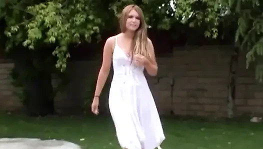 Темная плоть проскальзывает в текущую любопытную белую киску