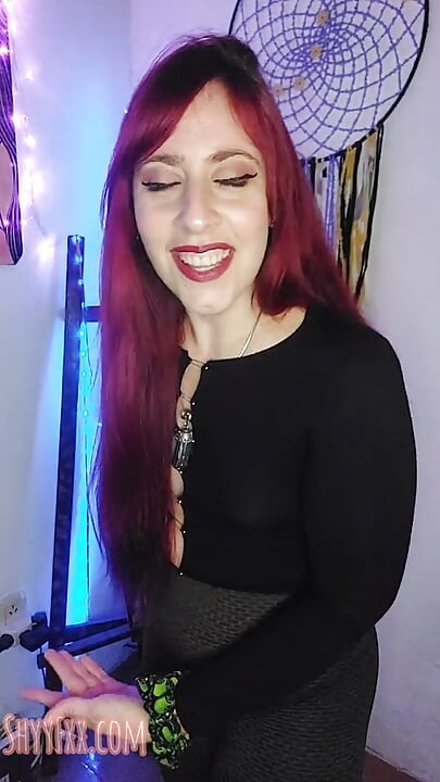 Shyyfxx Din omättliga svägerska frestar dig med sina tajta tights och enorma röv!