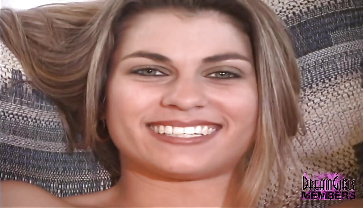Deslumbrante universitária goza no meu sofá