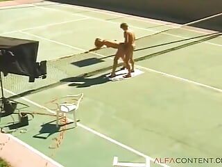 Brutzelnde heiß aussehende blondine wird nach einem tennisspiel auf dem feld gefickt