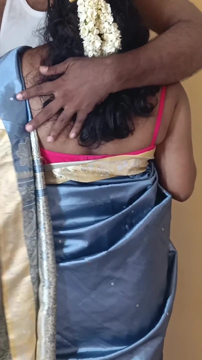 Momen yang wajib kamu tonton dari "ibu rumah tangga dan pembantu seks threesome di ruang tamu"