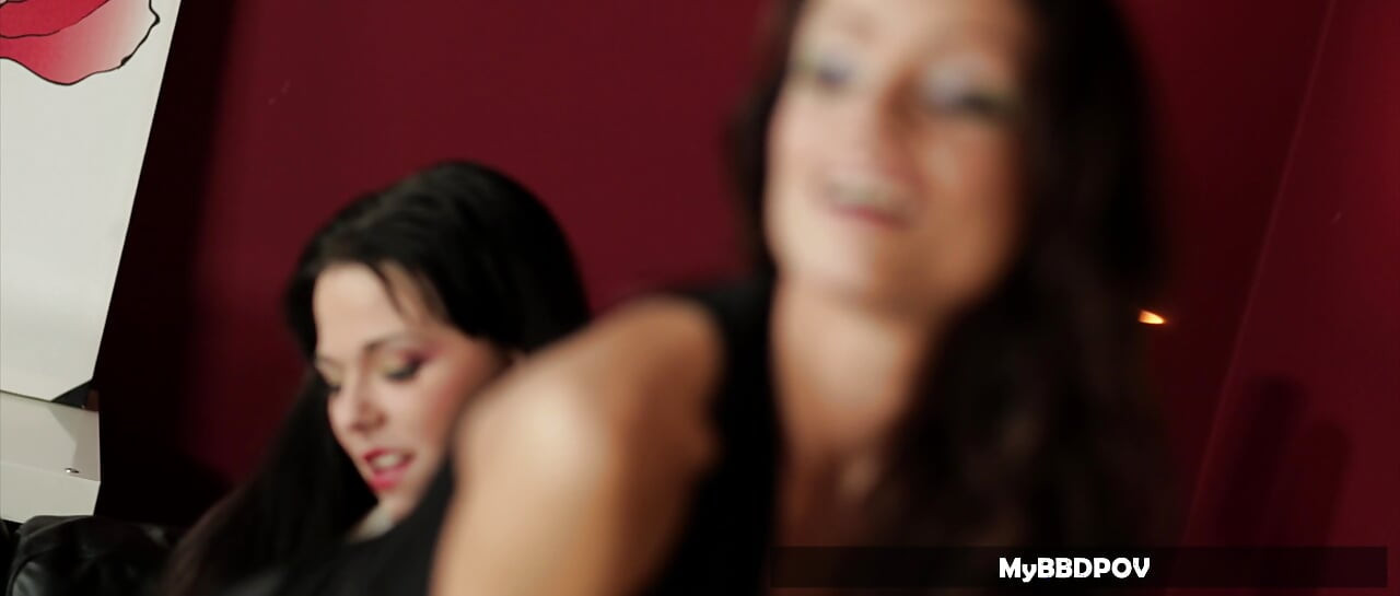 Simony Diamond और Sophie Lynx की चुदाई लेस्बियन मस्ती