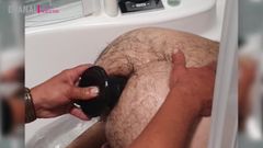 Anale vernietiging in bad met grote dildo en opblaasbare plug