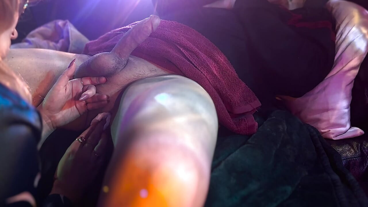 Aku Harus Membersihkan Kontolnya Dengan Handjob Rahasia