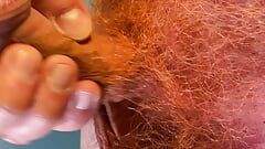 Пухлая рыжая шлепает его большие волосатые яйца