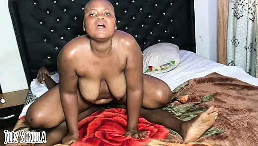 Uzun boylu Lizzy banyo yaptıktan sonra lezzetli amını siktiriyor