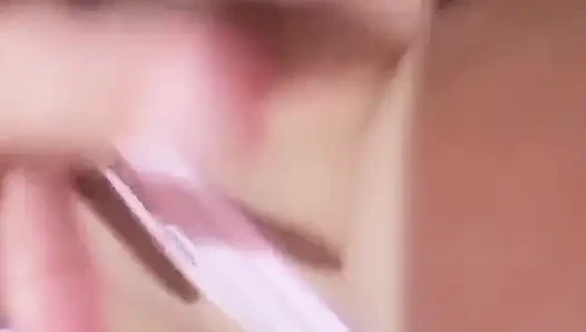 Девушка мастурбирует своей задницей, пока не кончит