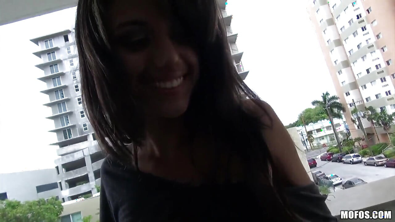Latina sex tapes - zierliche cyrus blow &k schleicht sich nach der arbeit für eine wilde ficksession auf den Balkon