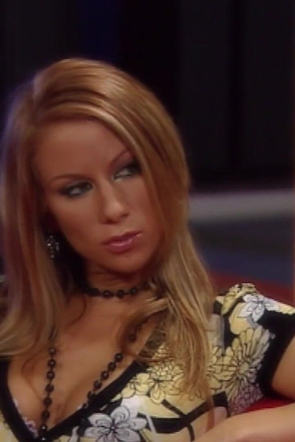 Cura stenje dok joj kurac u nijansi gura pičku na kauč