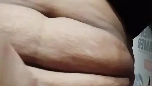 Urfi Bhabhi XXX трахает киску пальцами с сари, удалив грязный хинди аудио