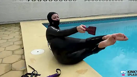 Шлепанье лопаткой и порка киски неопреном