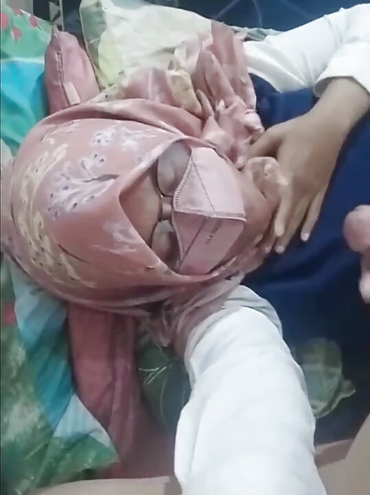 Menina indonésia de hijab se torna viral. Sexo oral com Stepaunt Riani