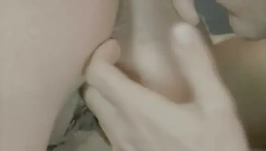 Havuz salonunda götte bir yarak ve ağzında bir yarak