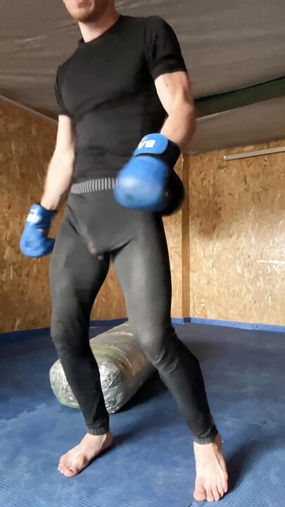 Where are you looking?! Oh no, I got excited at boxing training in leggings! Jerking off in the gym!