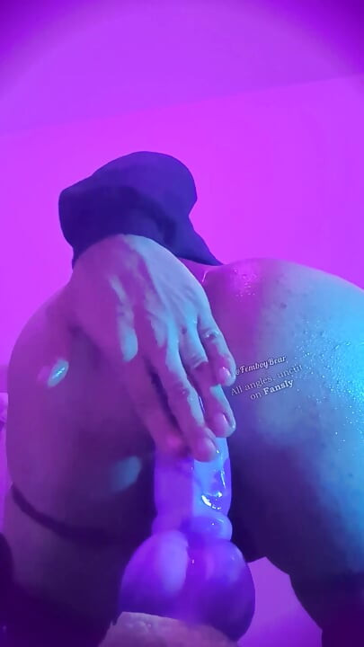Sudut pandangan pertama mendapat pantat femboy saya diregangkan oleh dildo berbulu