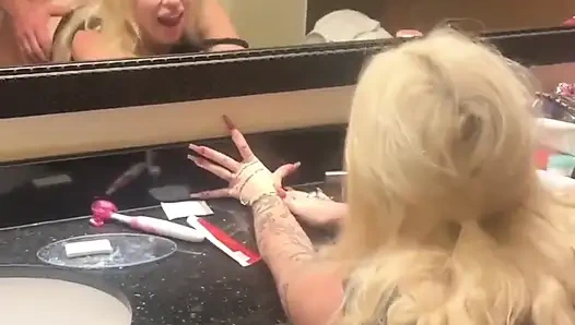 Gadis binal ini dientot habis-habisan sama pria yang lebih tua di kamar hotel setelah berpesta!