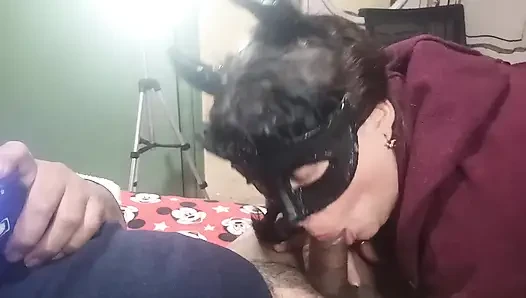 Meine Freundin gibt mir einen köstlichen Blowjob, bis sie meine Milch schluckt