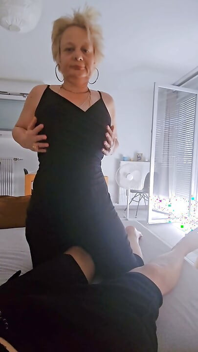 ฉันเงี่ยนต่อหน้าคุณแบบนี้ คุณกำลังทำอะไรอยู่? คุณจะทนได้นานแค่ไหน?
