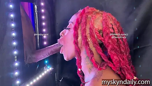 Hals-ziegel bekommt einen großen schwarzen schwanz