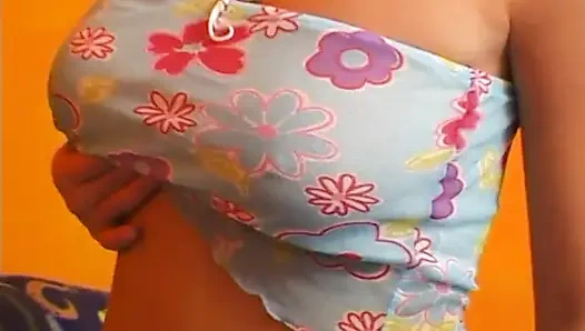 Mükemmel sarışın bal amını parmaklıyor