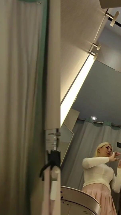 Moment palpitant de la "Încercând haine transparente fără chiloți. Cameră web în cabina de probă"