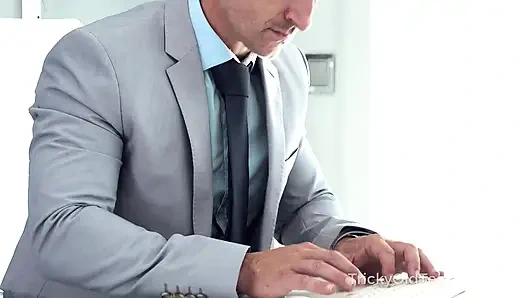 Yaramaz öğrenci onu tatmin etmesi için öğretmeni soyunuyor