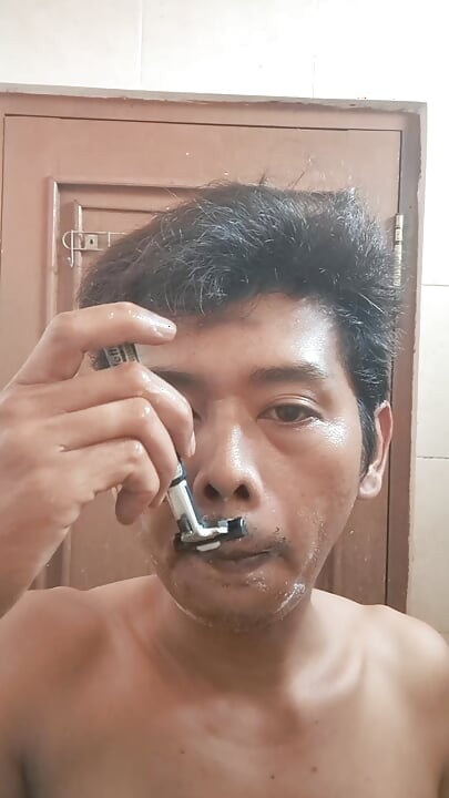 ชายผู้ใหญ่ชาวเอเชียที่ถลกหนังแปลกใหม่โกนขน