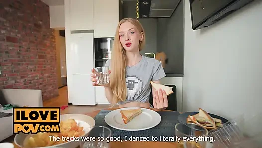 Неожиданная помощь Dolly Rud делает свой день с минетом