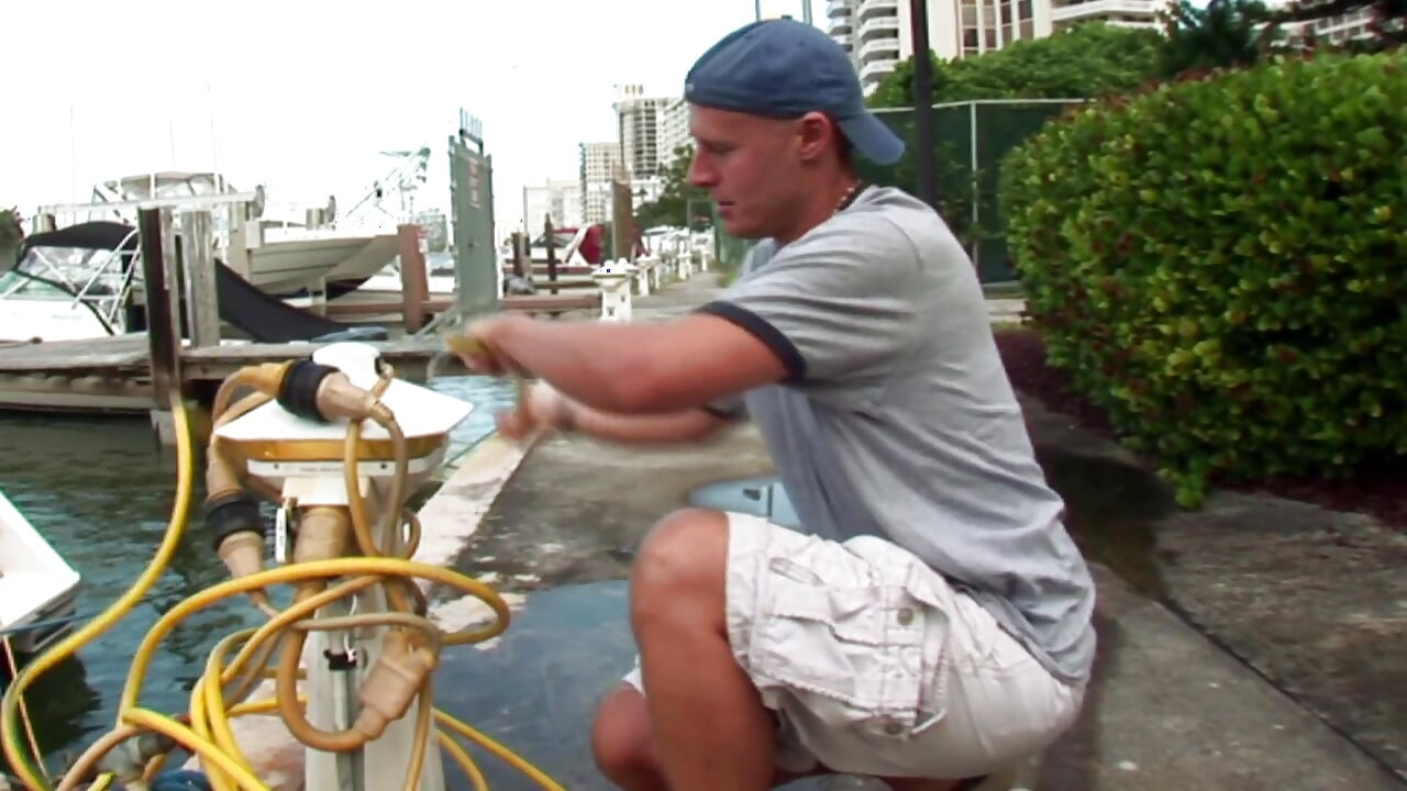 Peituda gata é recheada com pau duro e gozada nos peitos