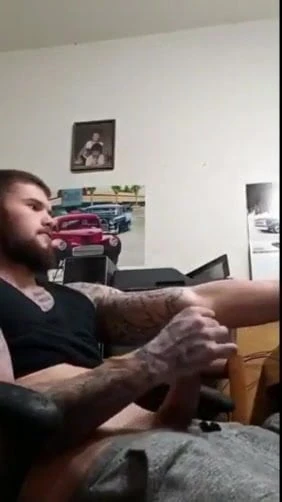 Tatted yukarı düz adam sağır onun kalın horoz
