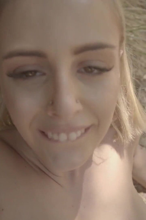 Agent - blondă drăguță Lya Missy este futută în pădure și ejaculează peste ochelari