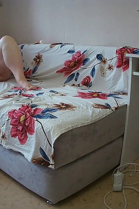 Namorada passa tempo masturbando sua grande buceta peluda com brinquedos