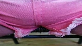 Смачивание толстой в розовых джинсовых шортах