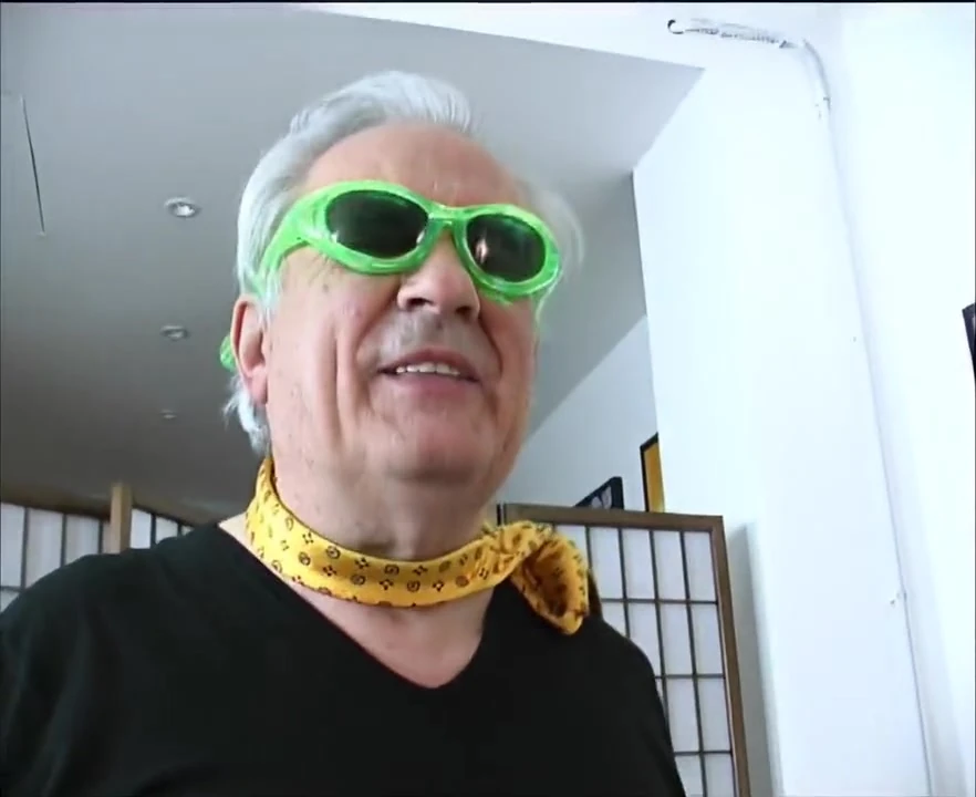 Amatörler sevimli sarışın transeksüeli götten sikiyor